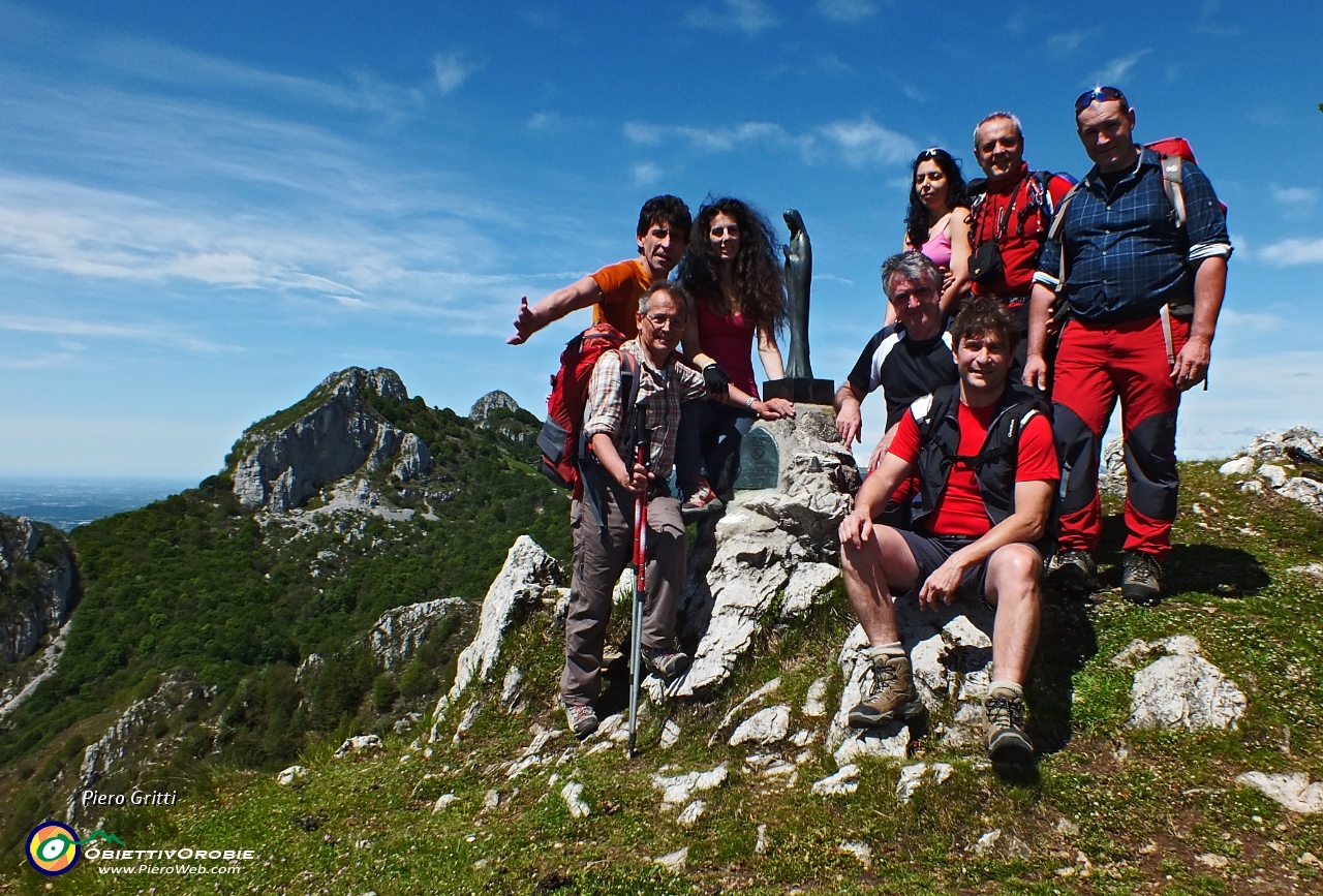 01 Alla Madonnina del Moregallo con vista sui Corni di Canzo.JPG